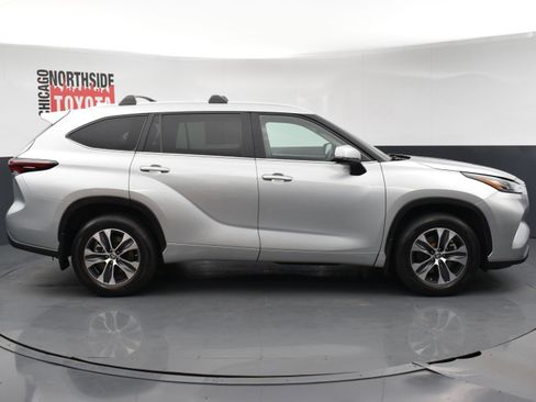 Used 2024 Toyota Highlander XLE AWD/4WD image 5