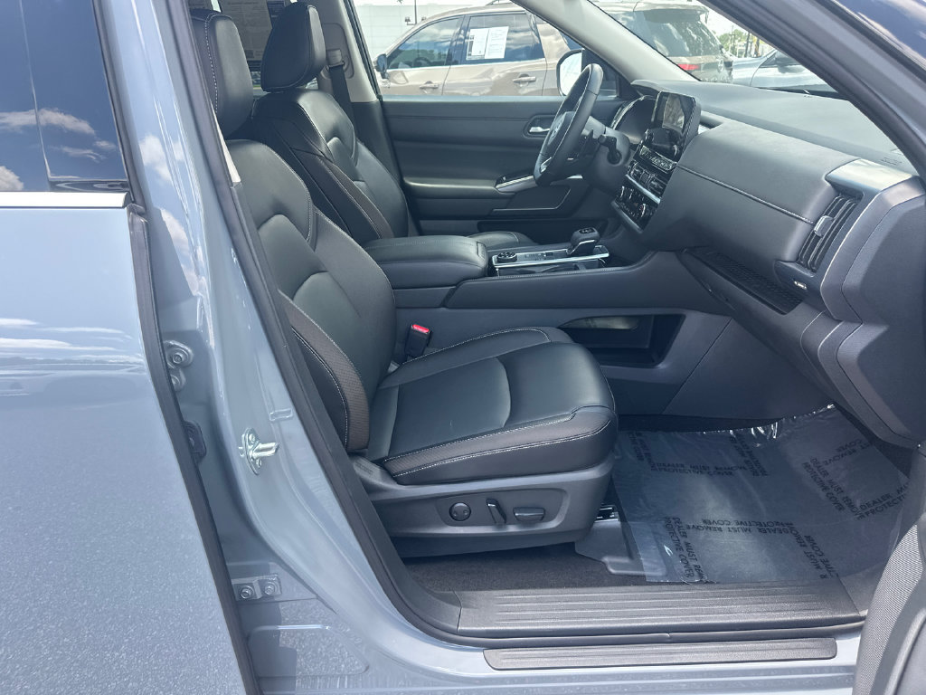 Used 2024 Nissan Pathfinder SL AWD/4WD image 11