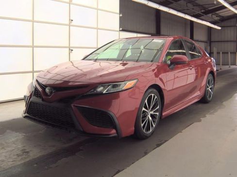 Used 2020 Toyota Camry SE image 1