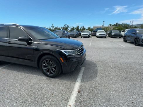 Certified 2023 Volkswagen Tiguan SE w/ Panoramic Sunroof Package FWD image 9