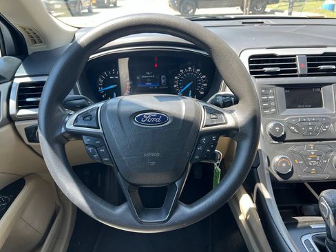 Used 2016 Ford Fusion SE FWD image 14