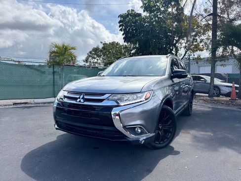 Used 2018 Mitsubishi Outlander SE image 1