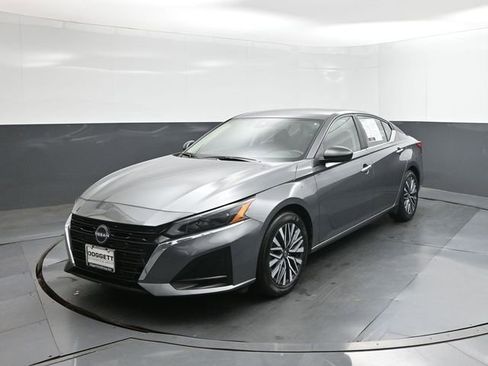 Used 2025 Nissan Altima 2.5 SV image 1