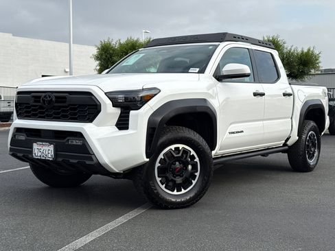 Certified 2026 Toyota Tacoma TRD Off-Road AWD/4WD image 2