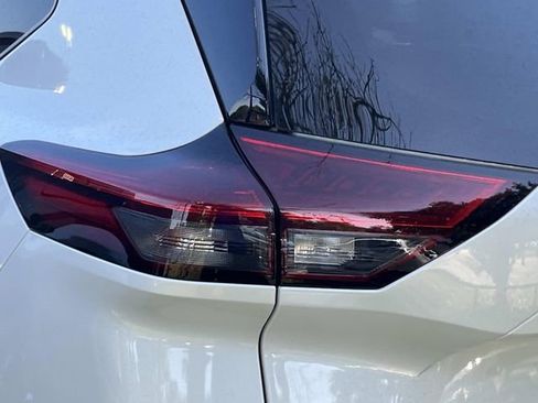 Used 2021 Nissan Rogue SV w/ Premium Package AWD/4WD image 8