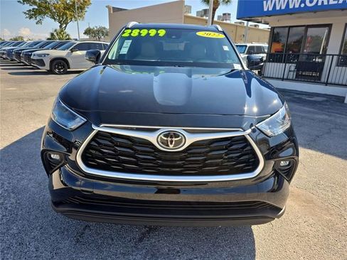 Used 2022 Toyota Highlander XLE image 2