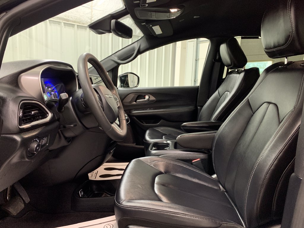 Used 2026 Chrysler Pacifica Select FWD image 16