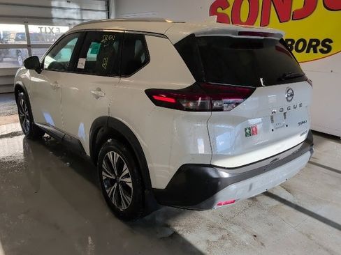 Used 2021 Nissan Rogue SV image 3