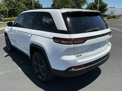 Used 2024 Jeep Grand Cherokee Limited w/ Black Appearance Package AWD/4WD image 9