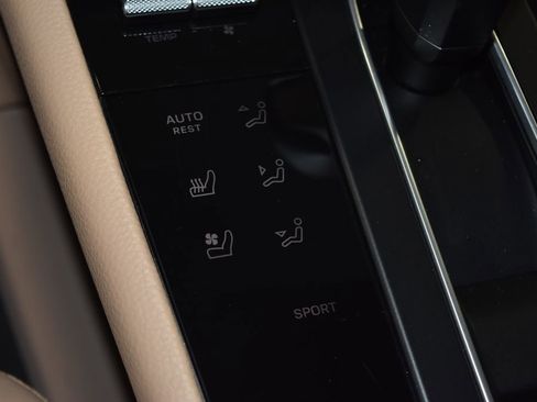 Certified 2025 Porsche Macan AWD/4WD image 16