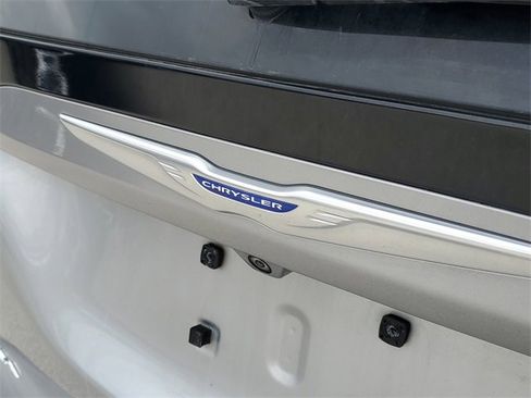 Used 2019 Chrysler Pacifica L image 5