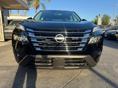 Used 2025 Nissan Rogue SV FWD image 2