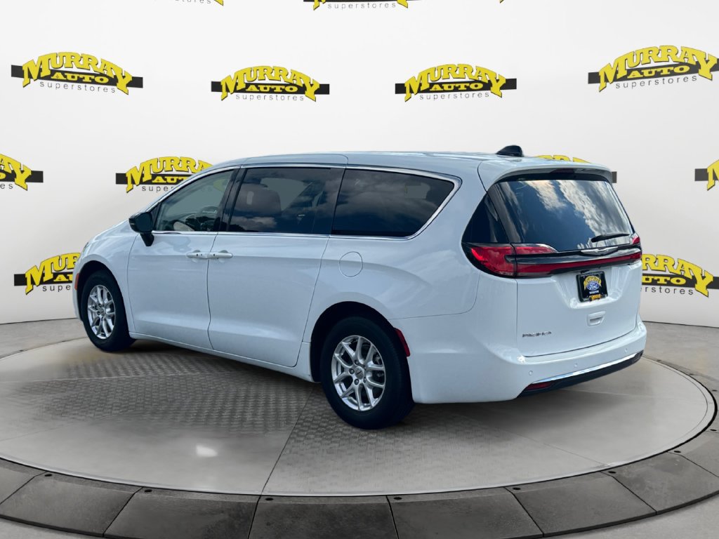 Used 2024 Chrysler Pacifica Touring-L FWD image 3