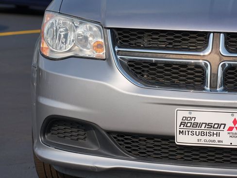 Used 2018 Dodge Grand Caravan SE w/ UConnect Hands-Free Group FWD image 9