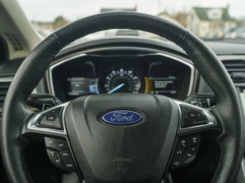 Used 2017 Ford Fusion SE w/ Fusion SE Technology Package image 17