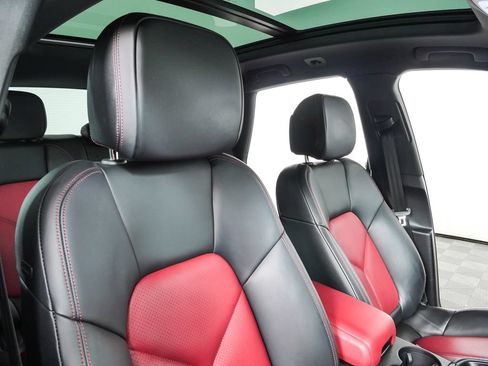 Certified 2023 Porsche Macan S AWD/4WD image 24