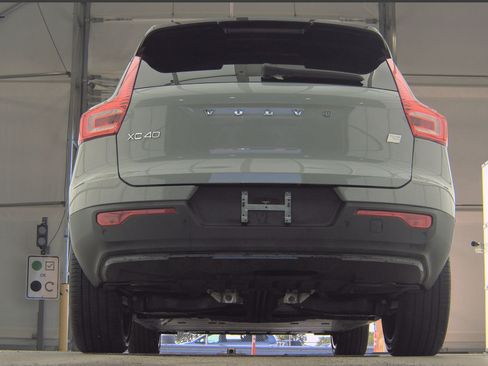Used 2024 Volvo XC40 Recharge Ultimate AWD/4WD image 3