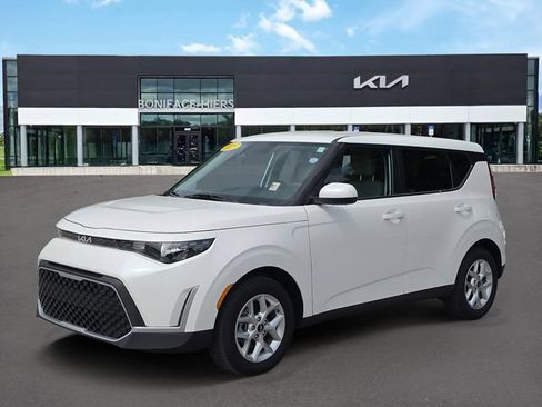 Certified 2025 Kia Soul LX w/ LX Technology Package FWD image 2