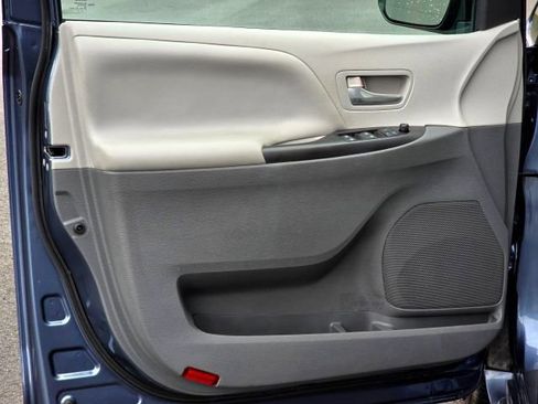 Used 2015 Toyota Sienna LE image 26