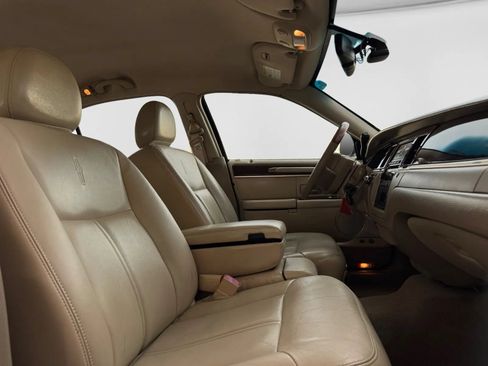 Used 2010 Lincoln Town Car Signature Limited RWD image 25