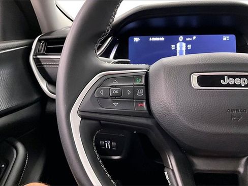 Used 2023 Jeep Grand Cherokee Laredo image 23