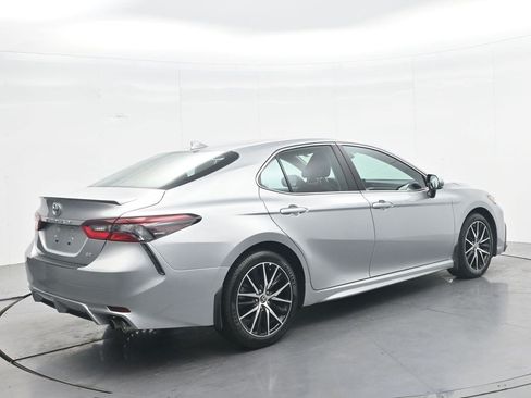 Used 2022 Toyota Camry SE FWD image 5