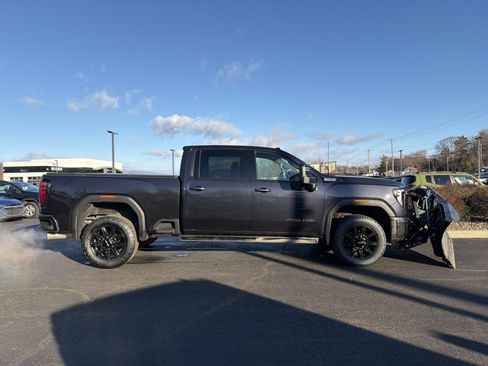 Used 2024 GMC Sierra 2500 AT4 w/ AT4 Premium Plus Package image 3