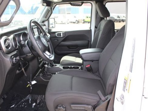 Used 2022 Jeep Wrangler Unlimited Sahara w/ Cold Weather Group AWD/4WD image 41