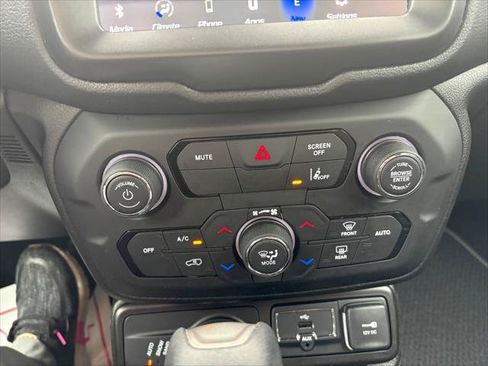 Certified 2021 Jeep Renegade Latitude AWD/4WD image 23