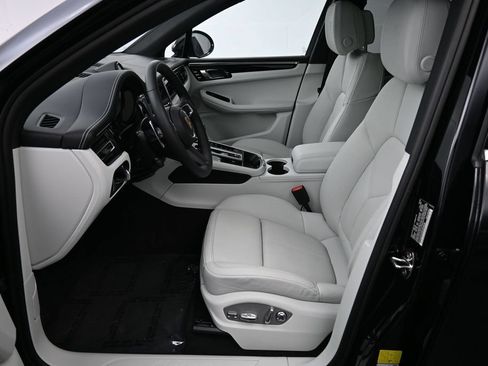 Certified 2025 Porsche Macan AWD/4WD image 9