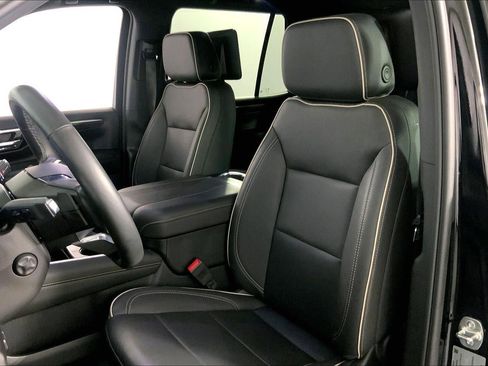 Used 2025 Chevrolet Tahoe Premier AWD/4WD image 22