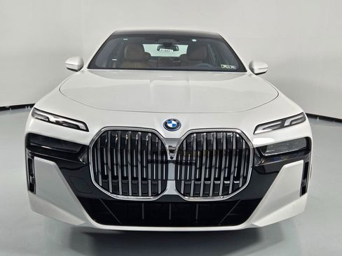 New 2026 BMW 750e xDrive image 2