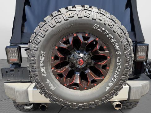 Used 2012 Jeep Wrangler Sahara AWD/4WD image 5