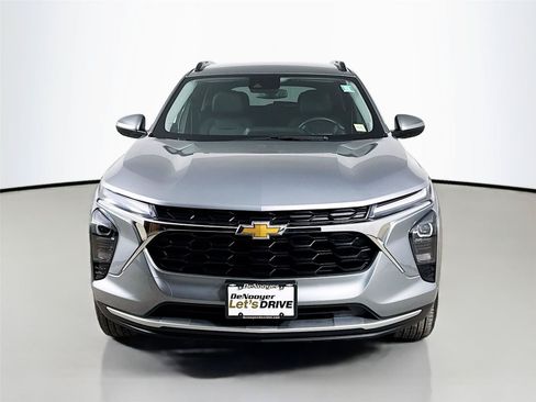 Used 2025 Chevrolet Trax LT w/ Driver Confidence Package FWD image 4