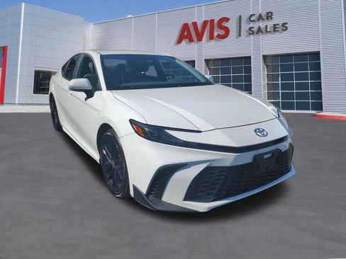 Used 2025 Toyota Camry SE FWD image 3