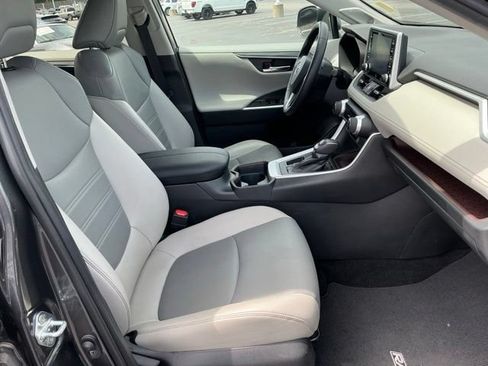 Used 2020 Toyota RAV4 Limited FWD image 24