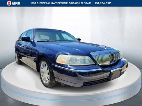 Used 2011 Lincoln Town Car Signature Limited RWD image 1