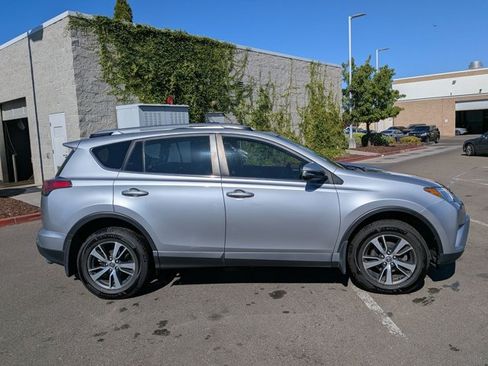 Used 2018 Toyota RAV4 XLE AWD/4WD image 4