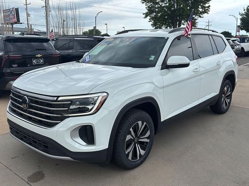 Used 2024 Volkswagen Atlas SE FWD image 3