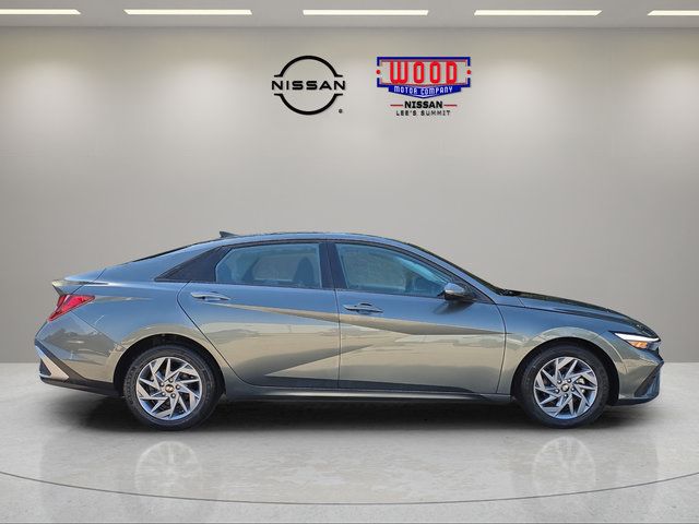 Used 2024 Hyundai Elantra SEL FWD image 2