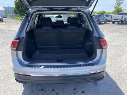 Used 2023 Volkswagen Tiguan SE w/ Panoramic Sunroof Package FWD image 11