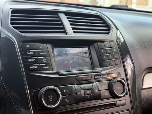 Used 2017 Ford Explorer XLT image 19