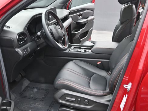 Used 2025 Honda Pilot TrailSport image 16
