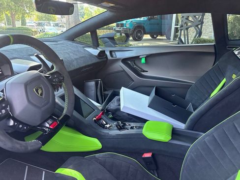 Used 2022 Lamborghini Huracan STO RWD image 5