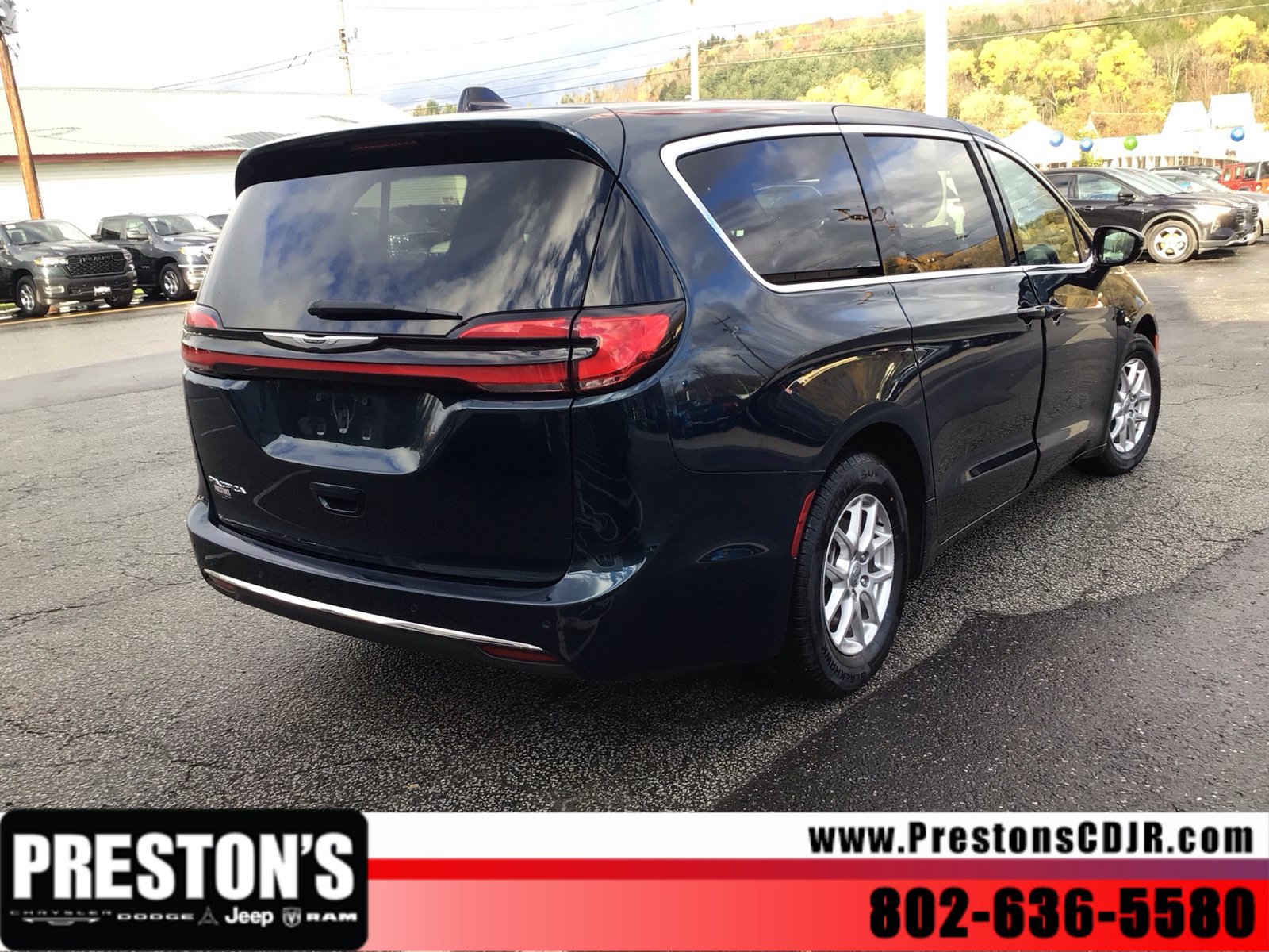 Used 2025 Chrysler Pacifica Select FWD image 5