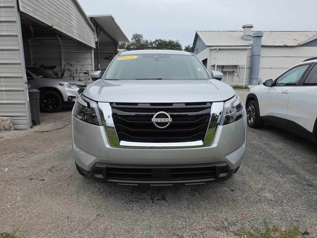 Used 2025 Nissan Pathfinder SV w/ SV Premium Package FWD image 10