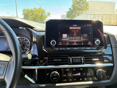 Used 2025 Nissan Pathfinder SV AWD/4WD image 18