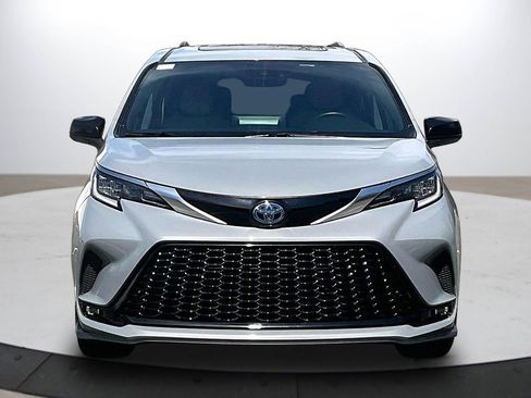 Used 2023 Toyota Sienna XSE FWD image 3