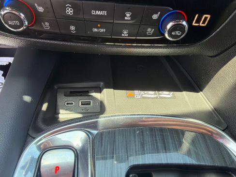 Used 2022 Buick Enclave Premium AWD/4WD image 32