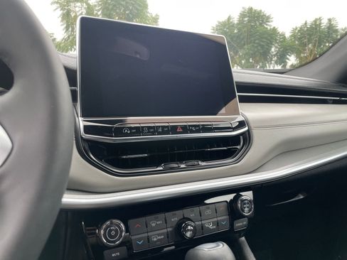 Used 2025 Jeep Compass Limited image 17